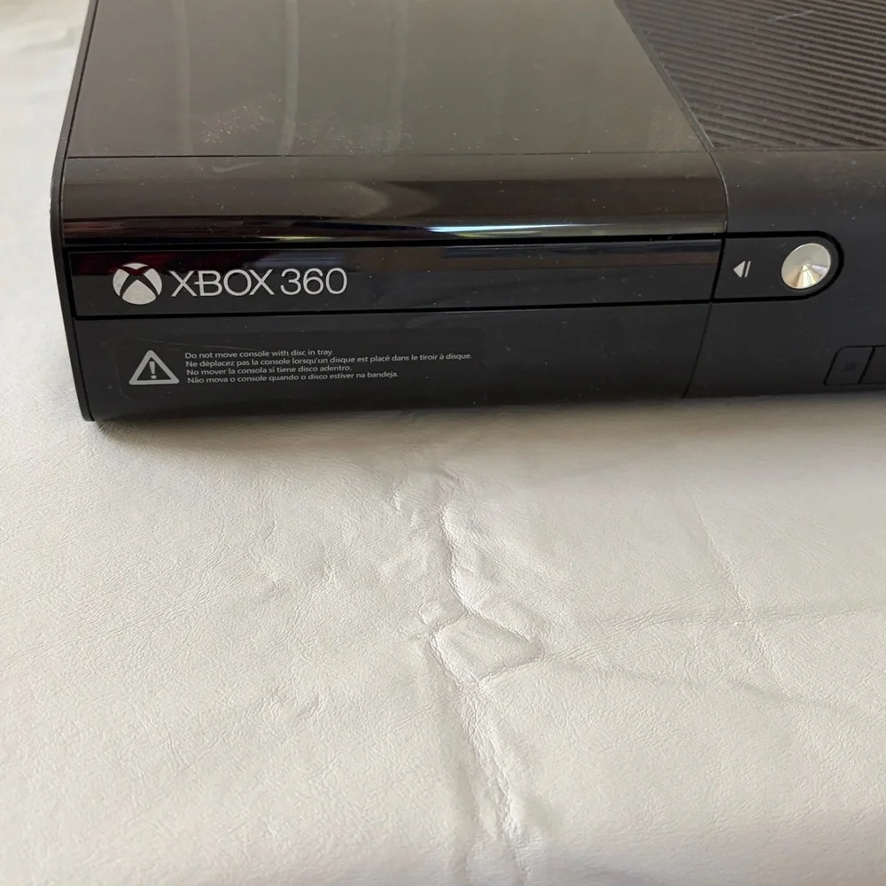 Xbox 360 Console - Picture 2 of 2